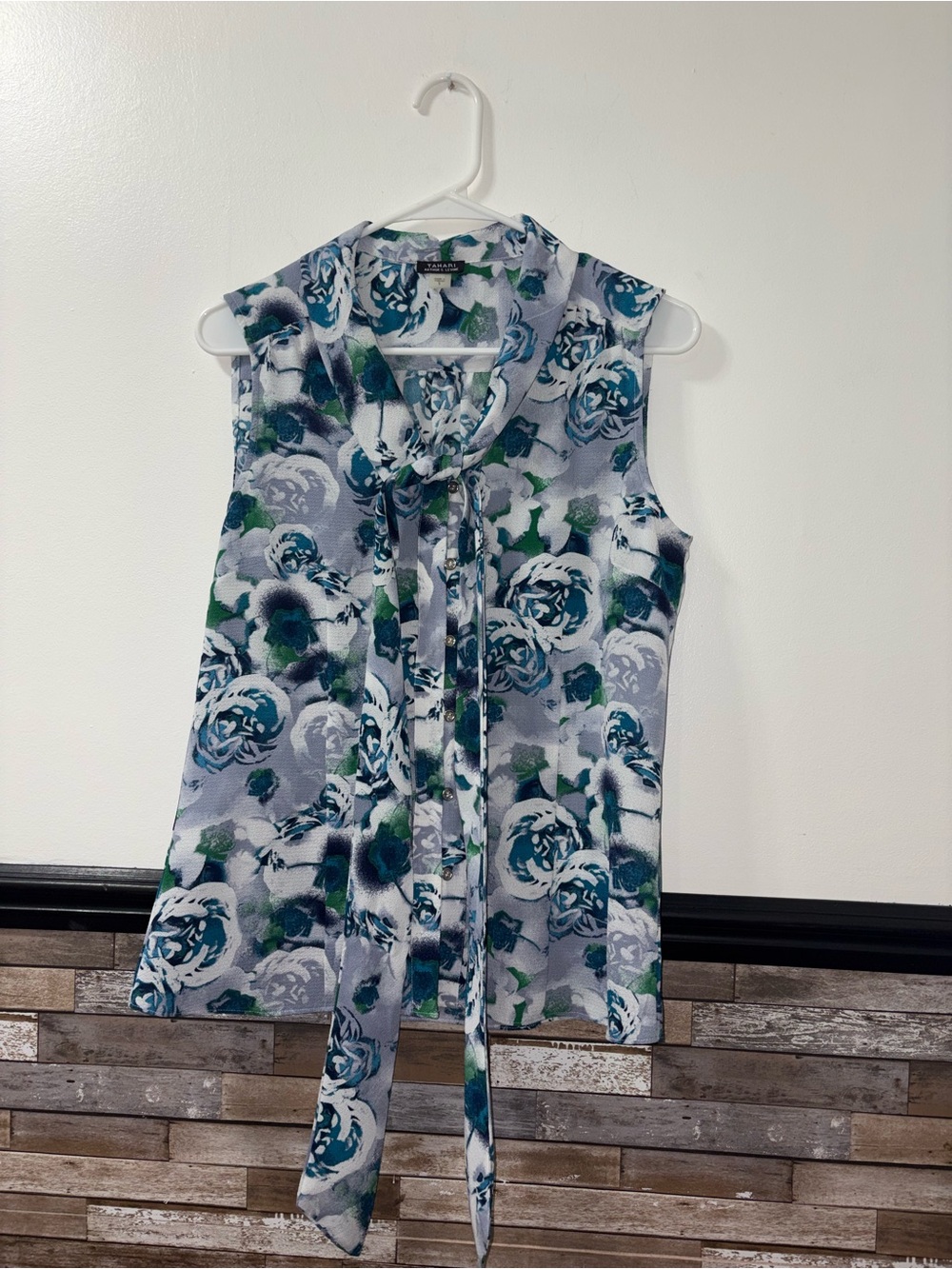 Tahari Sleeveless Tie-Neck Floral Blouse in Blue and Green Size Small